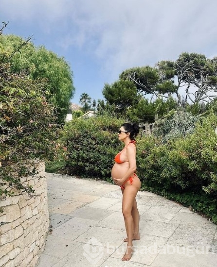 Kourtney Kardashian bikinisiyle kamera karşısında