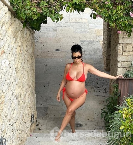 Kourtney Kardashian bikinisiyle kamera karşısında