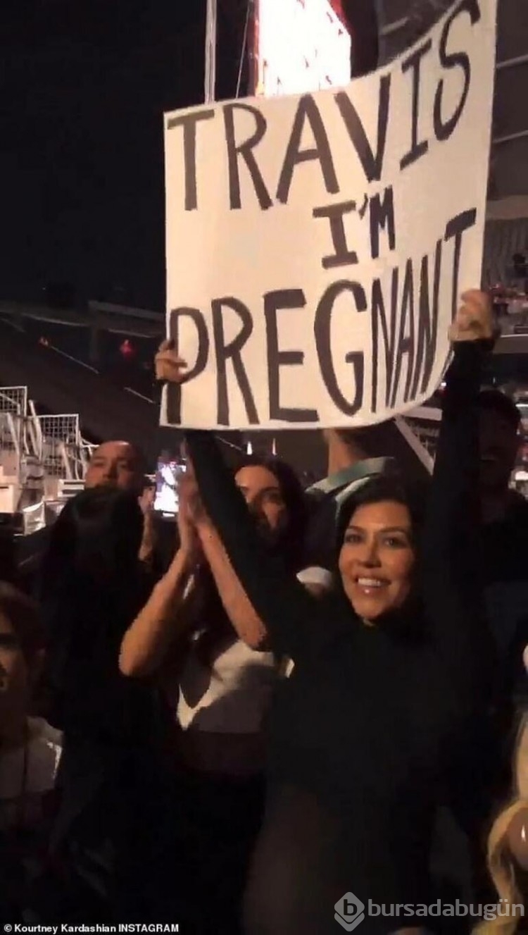 Kourtney Kardashian bikinisiyle kamera karşısında