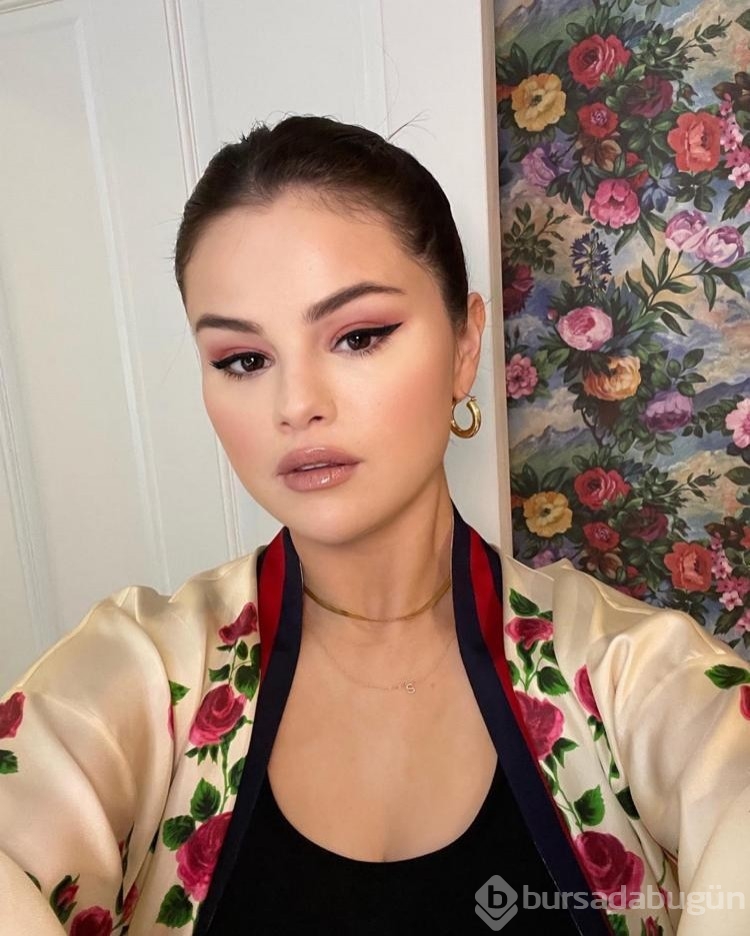 Selena Gomez'den göğüs dekolteli paylaşımlar
