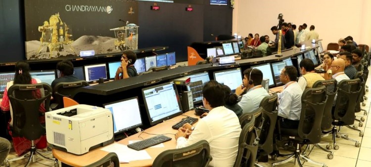 Hindistan'ın uzay aracı Ay'ın Güney Kutbu'na indi