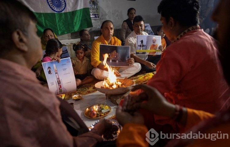 Hindistan'ın uzay aracı Ay'ın Güney Kutbu'na indi