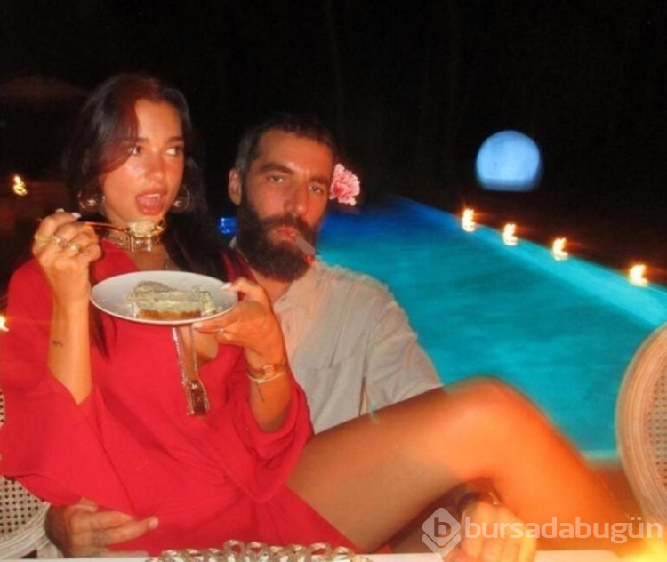Dua Lipa sevgilisinin kucağında poz verdi
