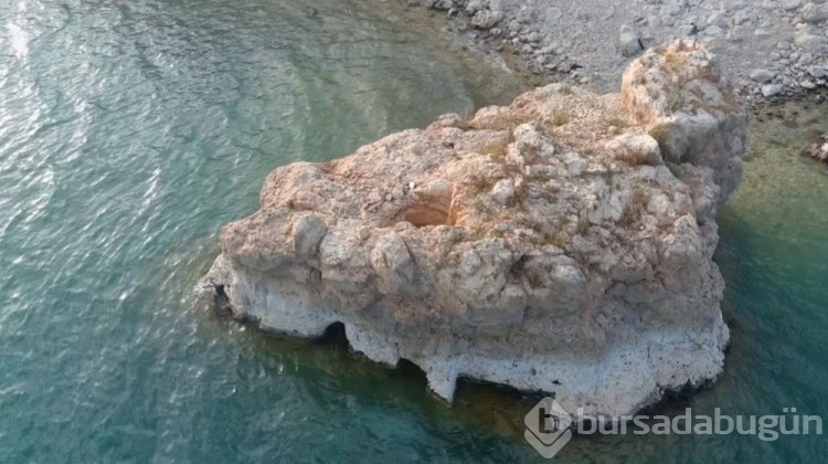Van Gölü'nde kaya mezar ve odalar ortaya çıktı
