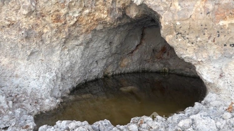 Van Gölü'nde kaya mezar ve odalar ortaya çıktı