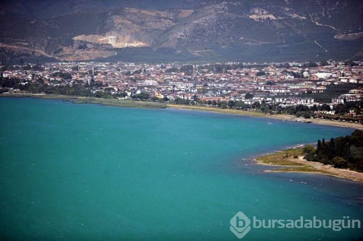 İznik Gölü'nün rengi turkuaza döndü