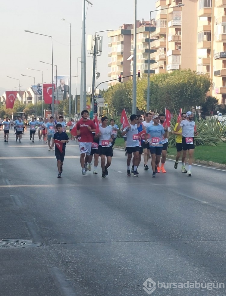 Nilüfer Yarı Maratonundan renkli kareler