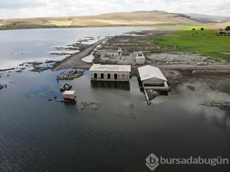 Kars'ta baraj gölünün çekilmesiyle eski köy ortaya çıktı