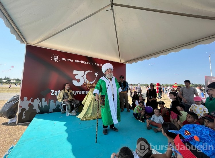 30 Ağustos Zafer bayramında miniklere uçurtma şenliği