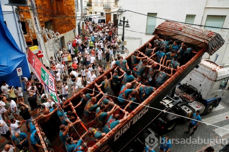 İspanya'daki "La Tomatina" festivalinde tonlarca domates havada uçtu