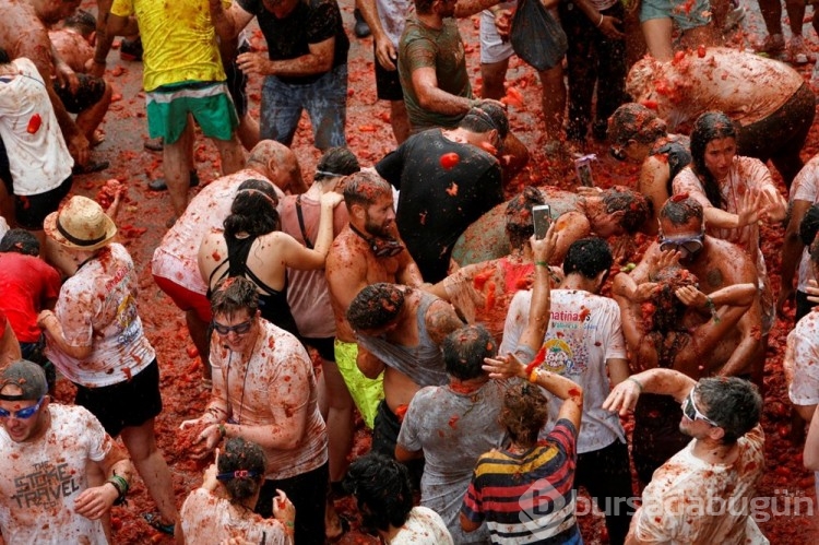 İspanya'daki "La Tomatina" festivalinde tonlarca domates havada uçtu