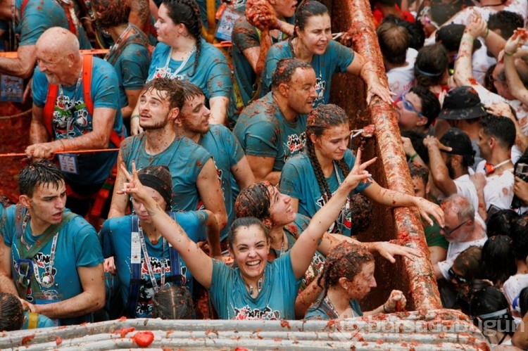 İspanya'daki "La Tomatina" festivalinde tonlarca domates havada uçtu