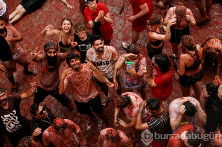 İspanya'daki "La Tomatina" festivalinde tonlarca domates havada uçtu