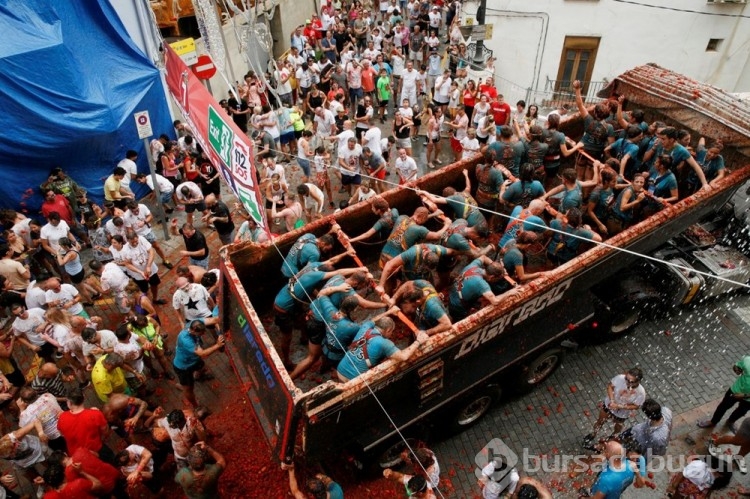 İspanya'daki "La Tomatina" festivalinde tonlarca domates havada uçtu