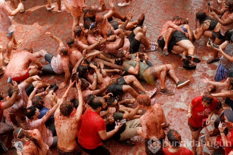 İspanya'daki "La Tomatina" festivalinde tonlarca domates havada uçtu