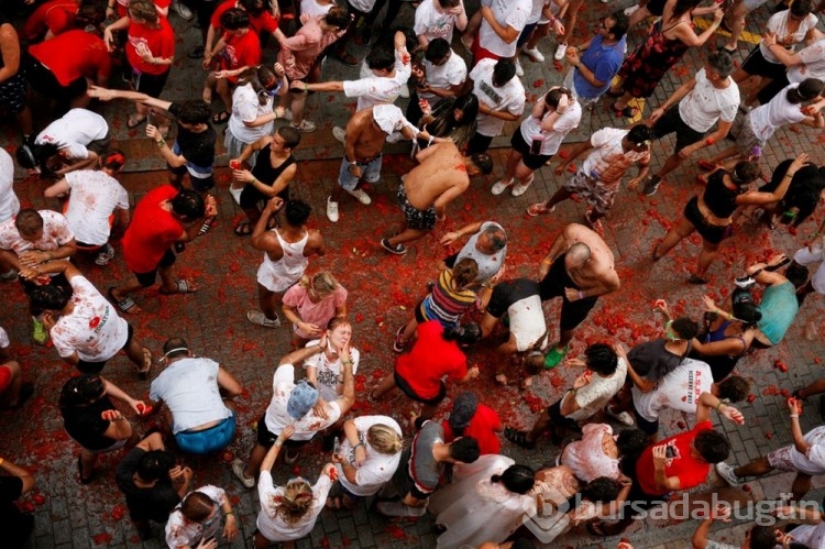 İspanya'daki "La Tomatina" festivalinde tonlarca domates havada uçtu