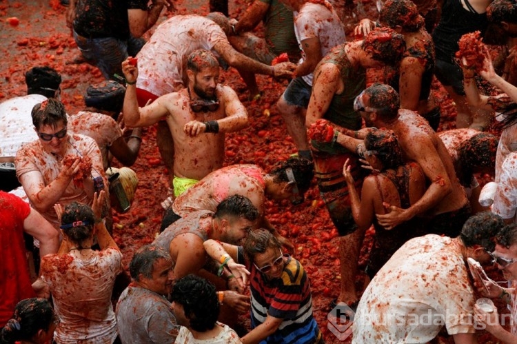 İspanya'daki "La Tomatina" festivalinde tonlarca domates havada uçtu