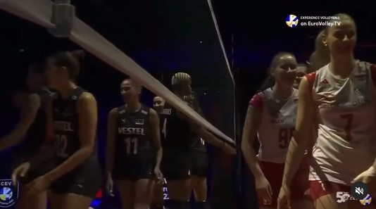 Polonyalı voleybolcular Melissa Vargas'ın elini sıkmadı