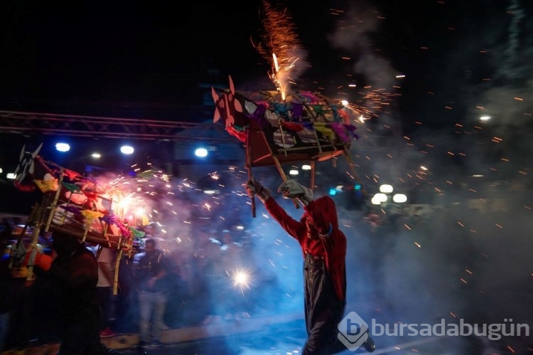 El Salvador'da La Recuerda Festivali ateşli bezlerle kutlandı