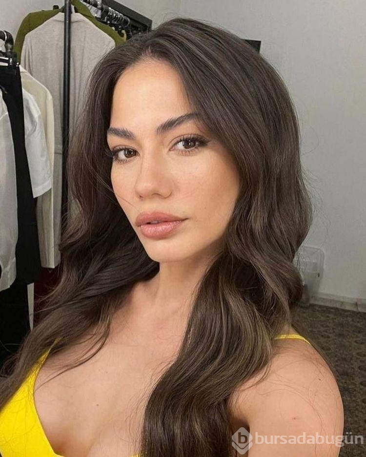 Demet Özdemir'den derin yırtmaçlı Venedik pozları