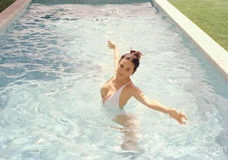 Demi Moore bikinili pozlarıyla gençlere meydan okudu