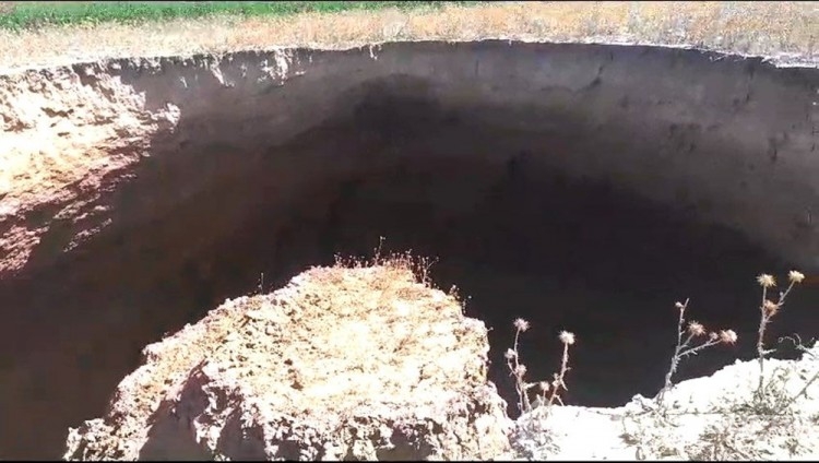 Konya'da 70 metre derinliğinde obruk oluştu