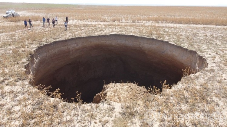 Konya'da 70 metre derinliğinde obruk oluştu