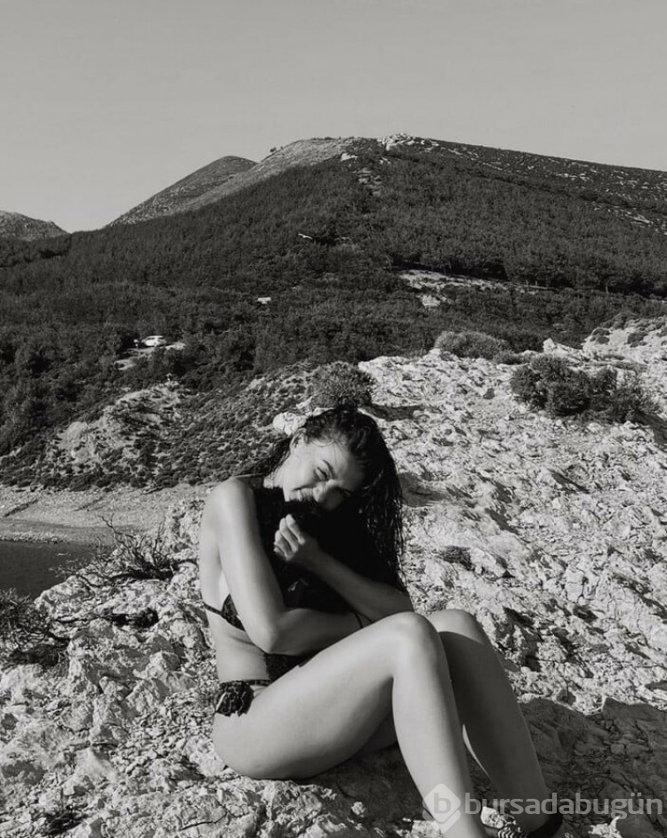 Burcu Özberk bikinili pozlarını paylaştı