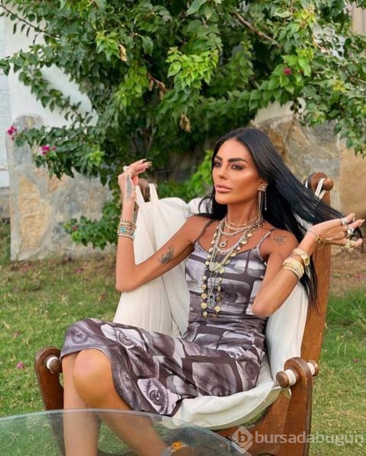 Süreyya Yalçın altın kaplama elbise giydi