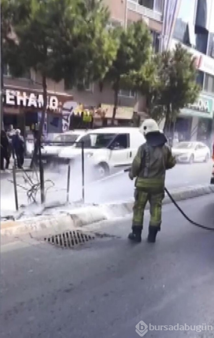 Bağcılar'da iş hanının ortak alanında satış yaptı çıkarılmak istenince cadde ortasında ürünlerini yaktı