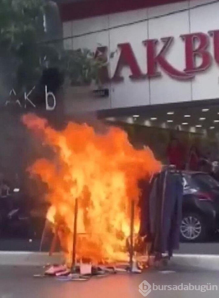 Bağcılar'da iş hanının ortak alanında satış yaptı çıkarılmak istenince cadde ortasında ürünlerini yaktı