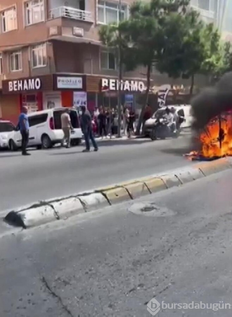 Bağcılar'da iş hanının ortak alanında satış yaptı çıkarılmak istenince cadde ortasında ürünlerini yaktı