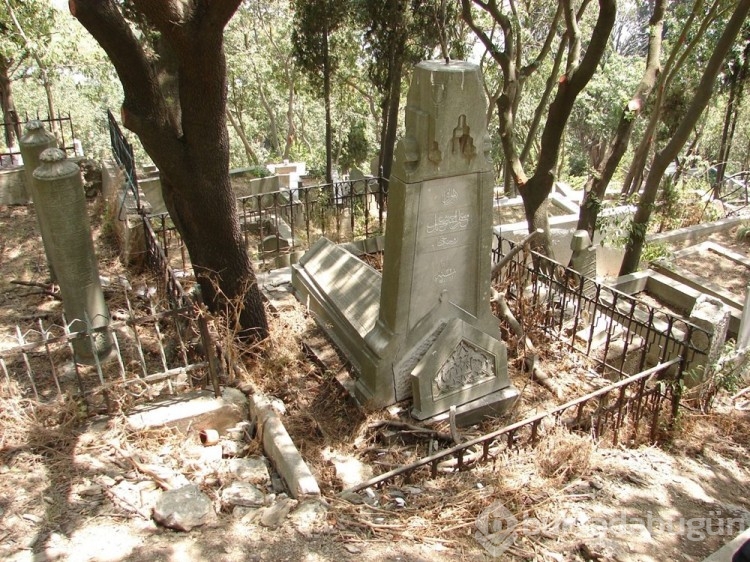 İstanbul'un tarihi mezarlığında defineci talanı iddiası