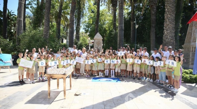 Bodrum'da sezonun son deniz dibi temizliğinde 200 kilogram atık çıkarıldı
