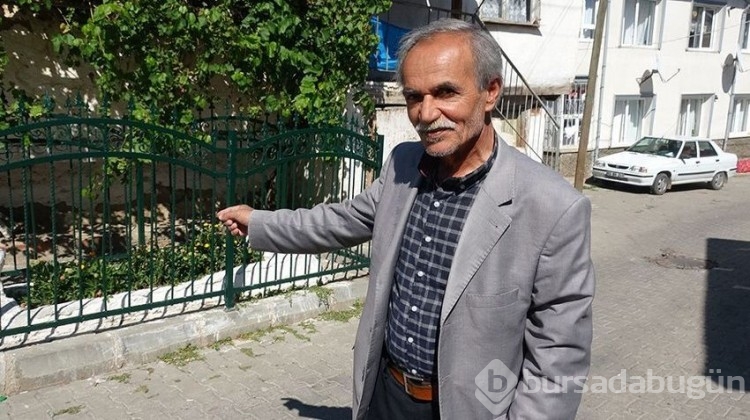 Sokak ortasında esrarengiz mezar: Kime ait olduğu bilinmiyor, yoldan geçen araçlar fark etmeden çarpıyor