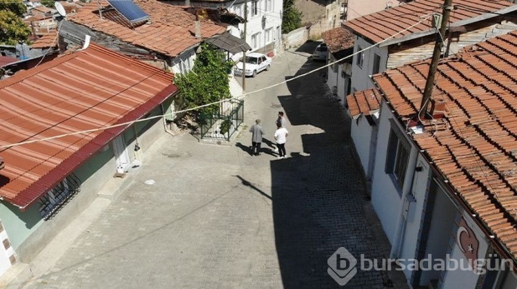Sokak ortasında esrarengiz mezar: Kime ait olduğu bilinmiyor, yoldan geçen araçlar fark etmeden çarpıyor