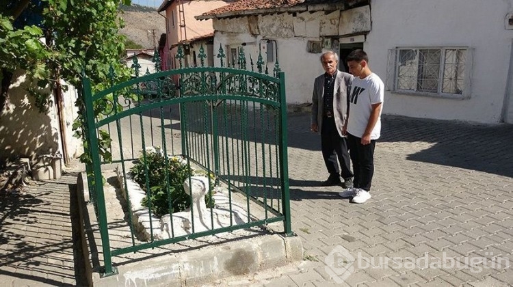 Sokak ortasında esrarengiz mezar: Kime ait olduğu bilinmiyor, yoldan geçen araçlar fark etmeden çarpıyor