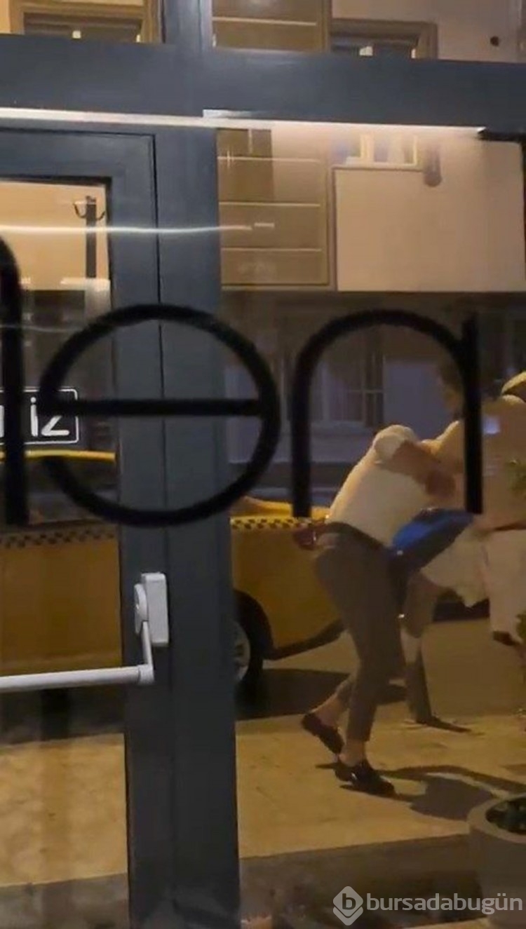 Kısa mesafe tartışması kavgaya dönüştü | Taksici kafa attı