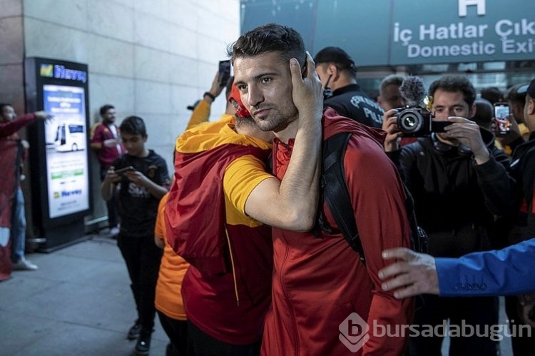 Son dakika Galatasaray transfer haberi: Galatasaray'da çifte ayrılık! Okan Buruk biletlerini kesti...