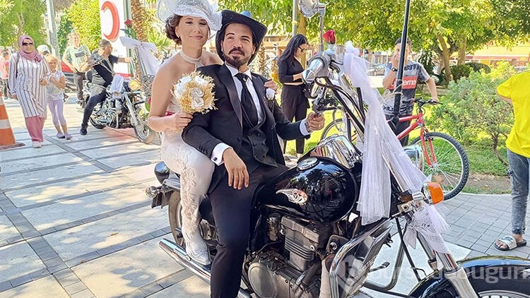 Gelini motosiklet konvoyu eşliğinde aldı
