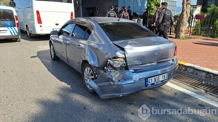 Polis minibüsleri zincirleme kazaya karıştı: 5 yaralı
