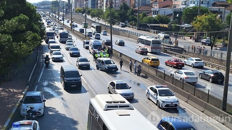 Polis minibüsleri zincirleme kazaya karıştı: 5 yaralı
