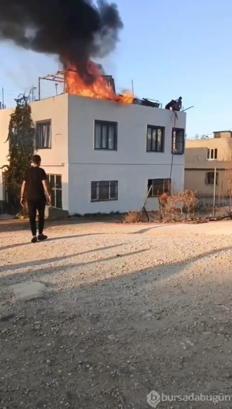 Bursa'da bir evin çatısında yangın çıktı! Başka evlere sıçramadan söndürüldü