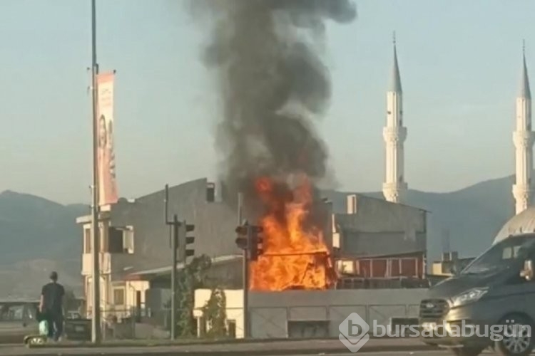 Bursa'da bir evin çatısında yangın çıktı! Başka evlere sıçramadan söndürüldü