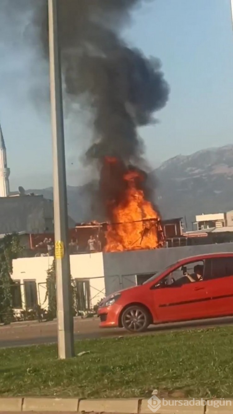 Bursa'da bir evin çatısında yangın çıktı! Başka evlere sıçramadan söndürüldü