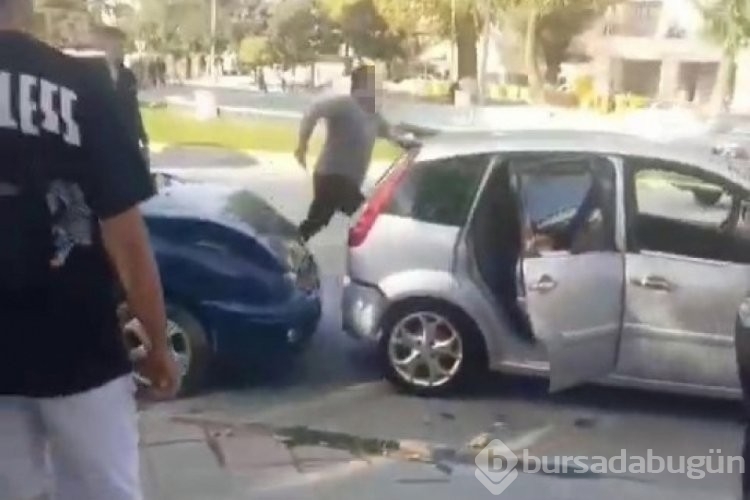 Bursa'da kaza sonrası sürücüler birbirine girdi!