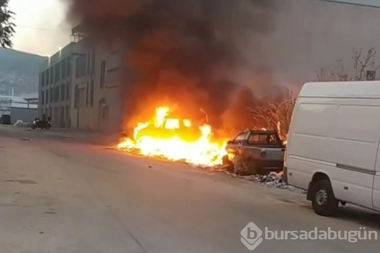 Bursa'da 2 çocuk çuvalları çakmakla ateşe verdi! Alevler 3 aracı küle çevirdi