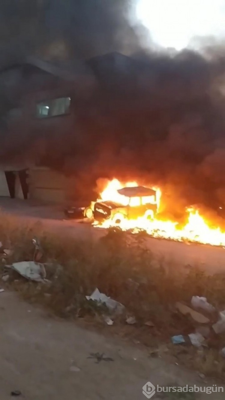 Bursa'da 2 çocuk çuvalları çakmakla ateşe verdi! Alevler 3 aracı küle çevirdi