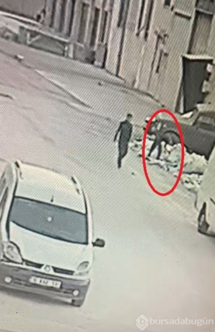 Bursa'da 2 çocuk çuvalları çakmakla ateşe verdi! Alevler 3 aracı küle çevirdi