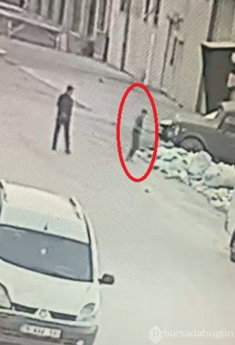 Bursa'da 2 çocuk çuvalları çakmakla ateşe verdi! Alevler 3 aracı küle çevirdi